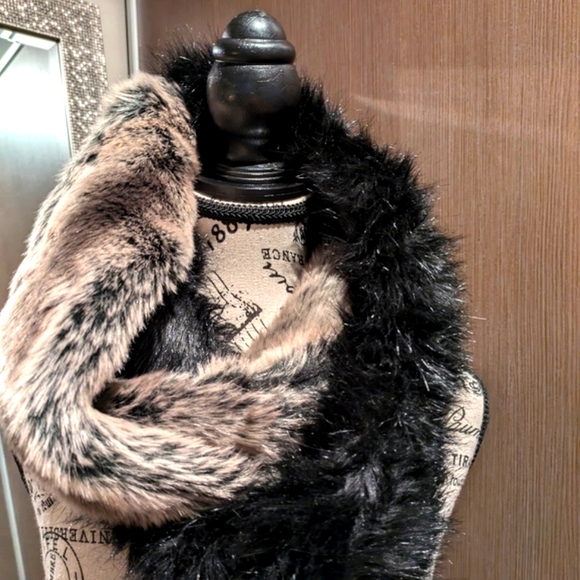 Faux fur scarf - Picture 3 of 6